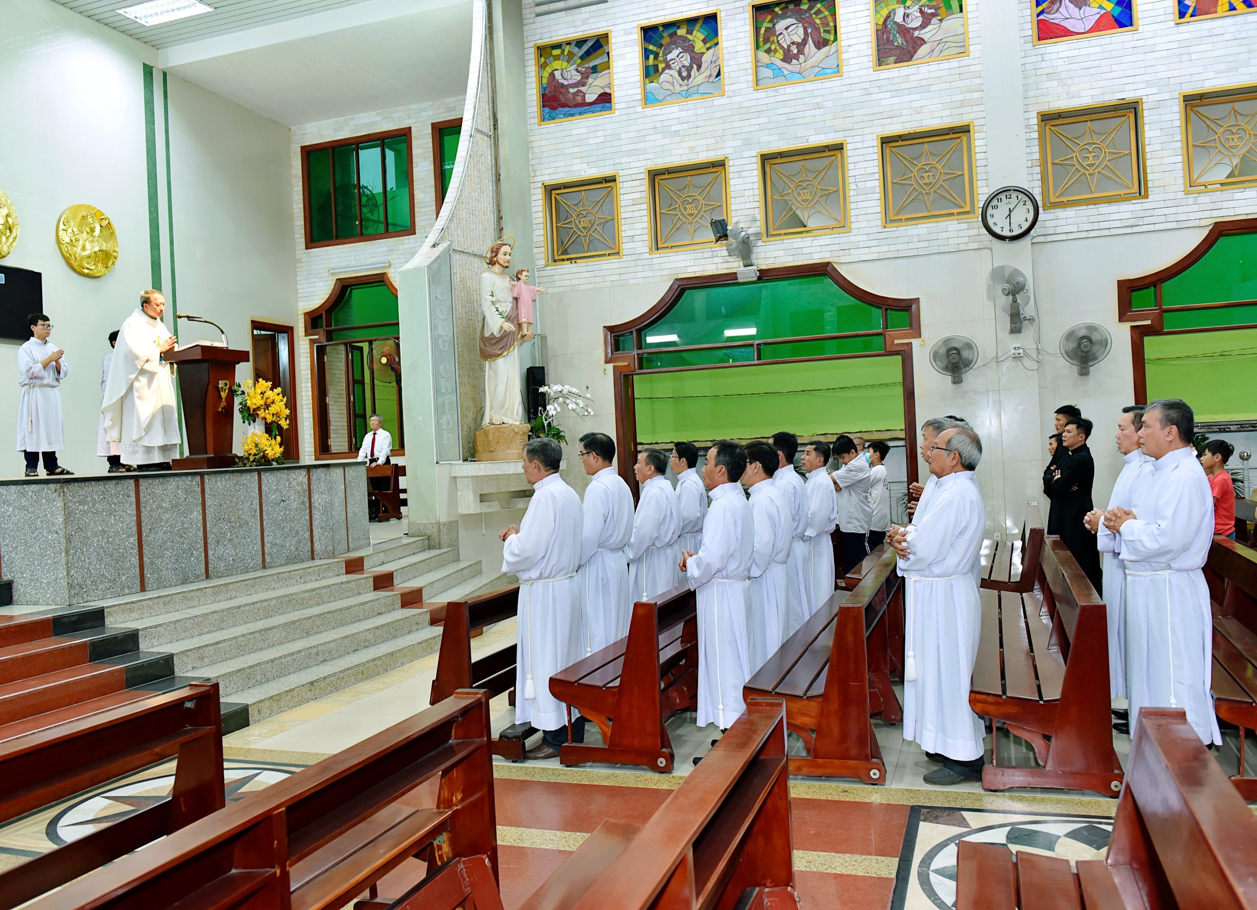 Giáo xứ Tân Phú Hòa : Mừng bổn mạng Thương Gia và tân Thừa tác viên Thánh Thể