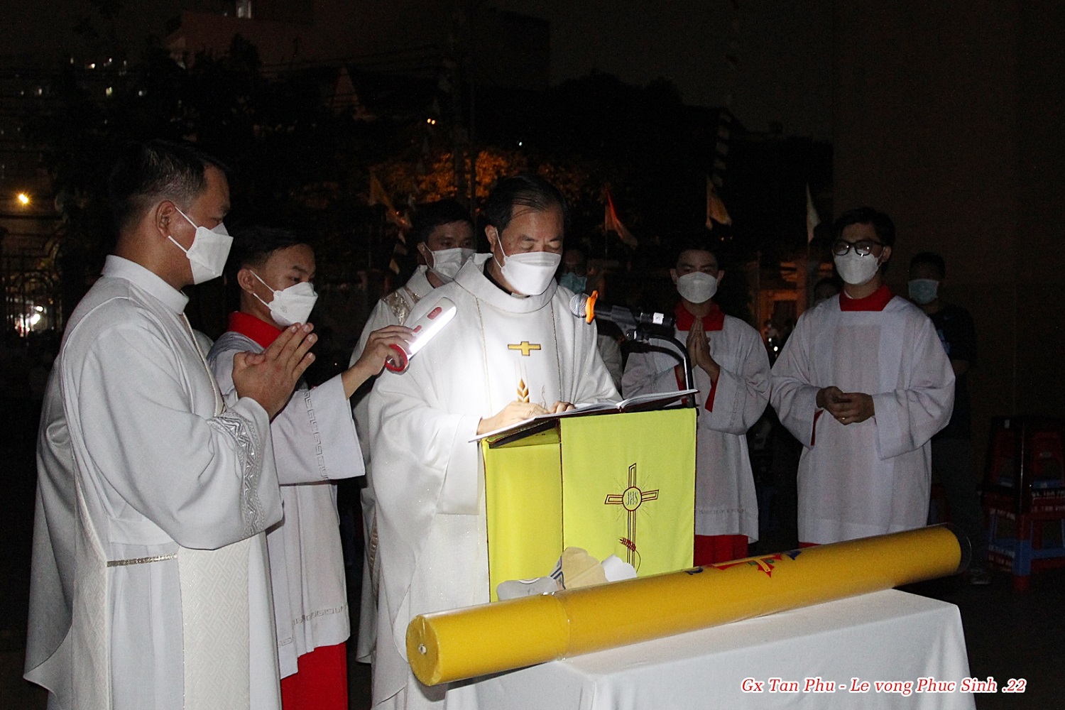 Giáo xứ Tân Phú: mừng đêm Canh thức Chúa phục sinh 2022