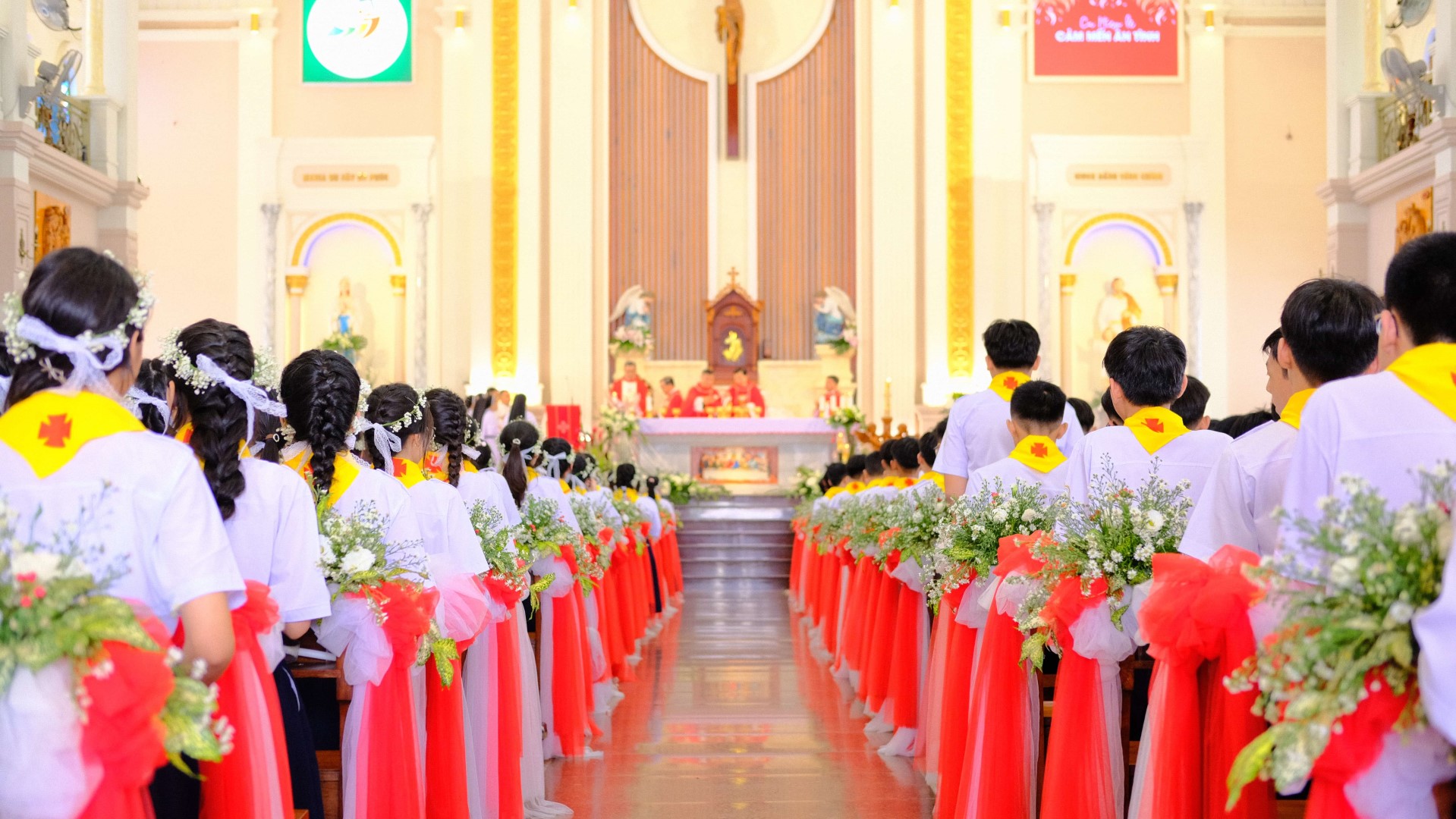 Giáo xứ Chợ Cầu: 279 em thiếu nhi lãnh nhận Bí tích Thêm Sức