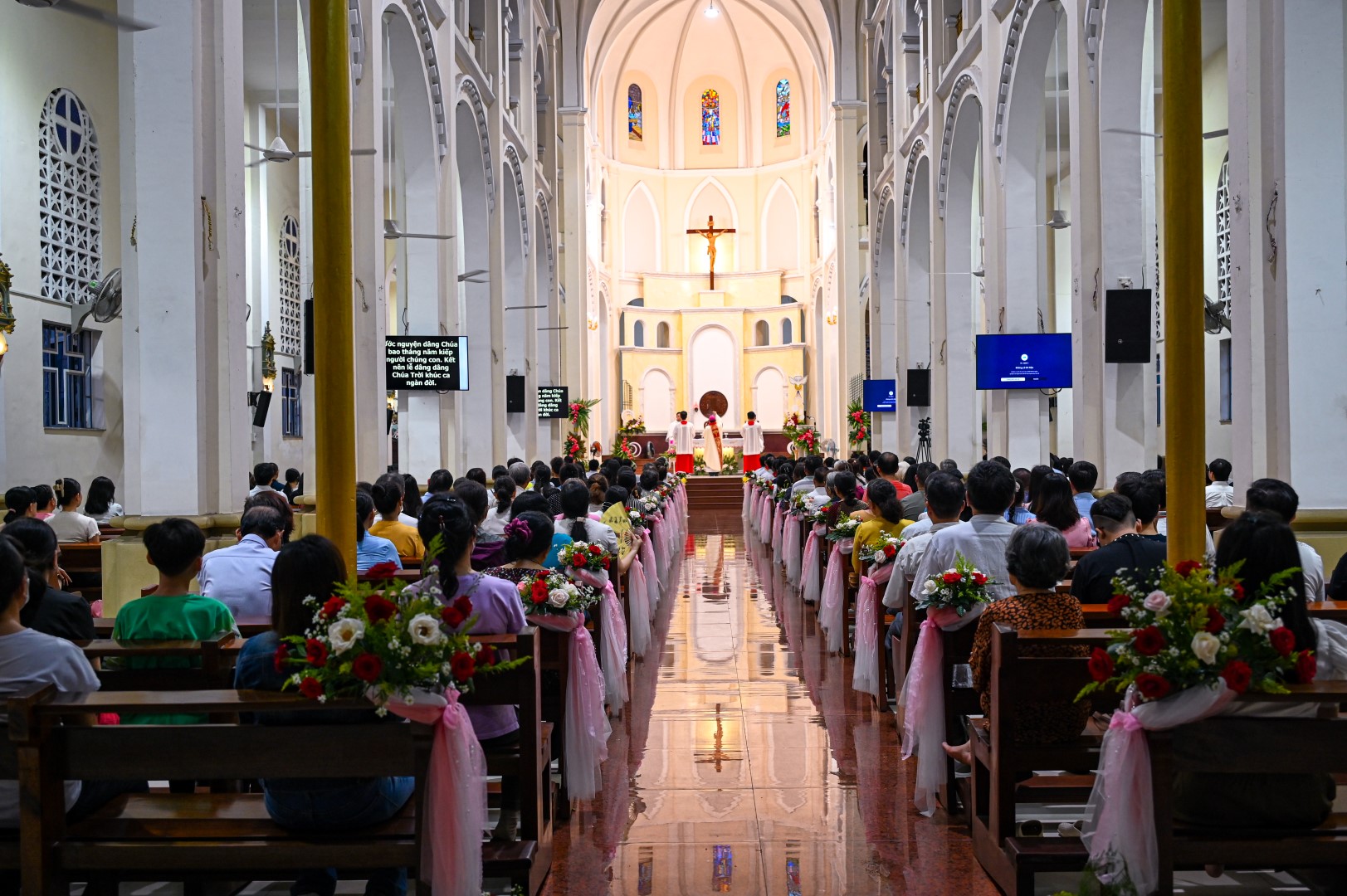 Giáo xứ Thánh Jeanne d'Arc: Niềm vui lễ Chúa Ba Ngôi và Hồng ân Chúa Thánh Thần