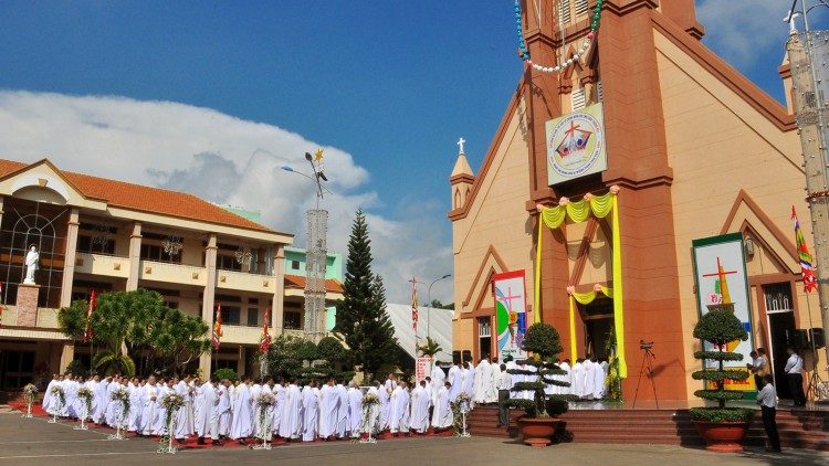 Giáo phận Xuân Lộc: thánh lễ phong chức Linh mục cho 39 thầy Phó tế