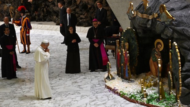Những dải ruy-băng trên hang đá Vatican tượng trưng cho những sinh mạng được cứu khỏi nạn phá thai