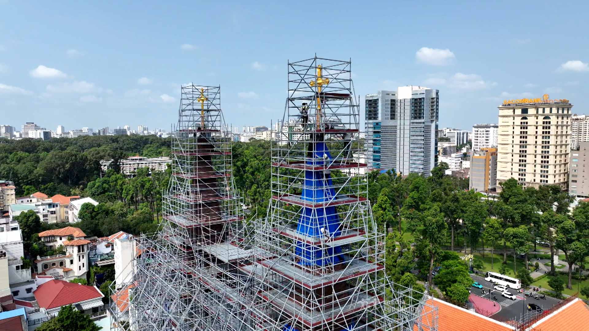 Đặt hai Thánh giá lên đỉnh tháp kẽm Nhà thờ Chính tòa Đức Bà Sài Gòn (19-3-2026)