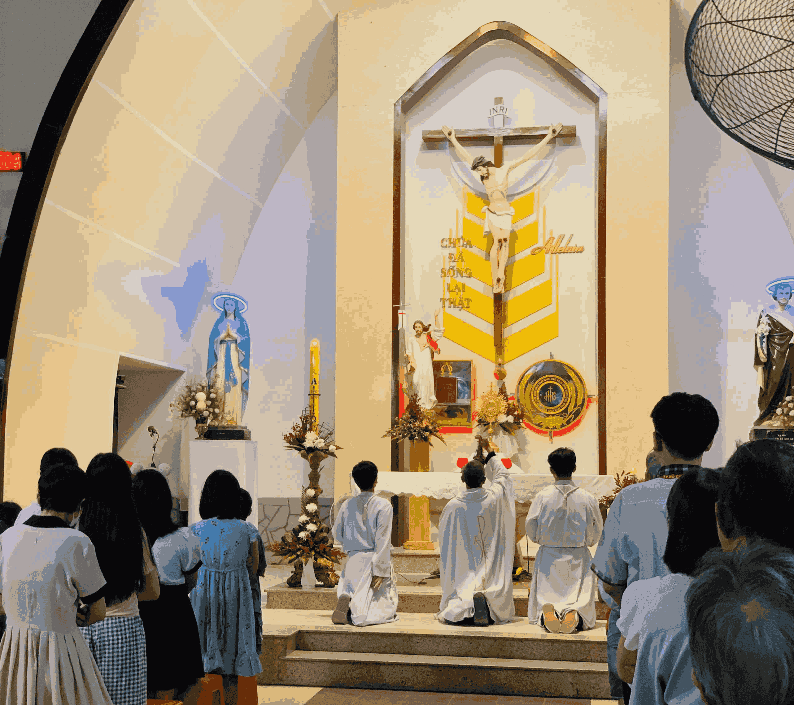 Giáo xứ Bình Hòa: Chầu Thánh Thể tháng 4 với chủ đề “Khi những chiếc bình sành bị rạn nứt”