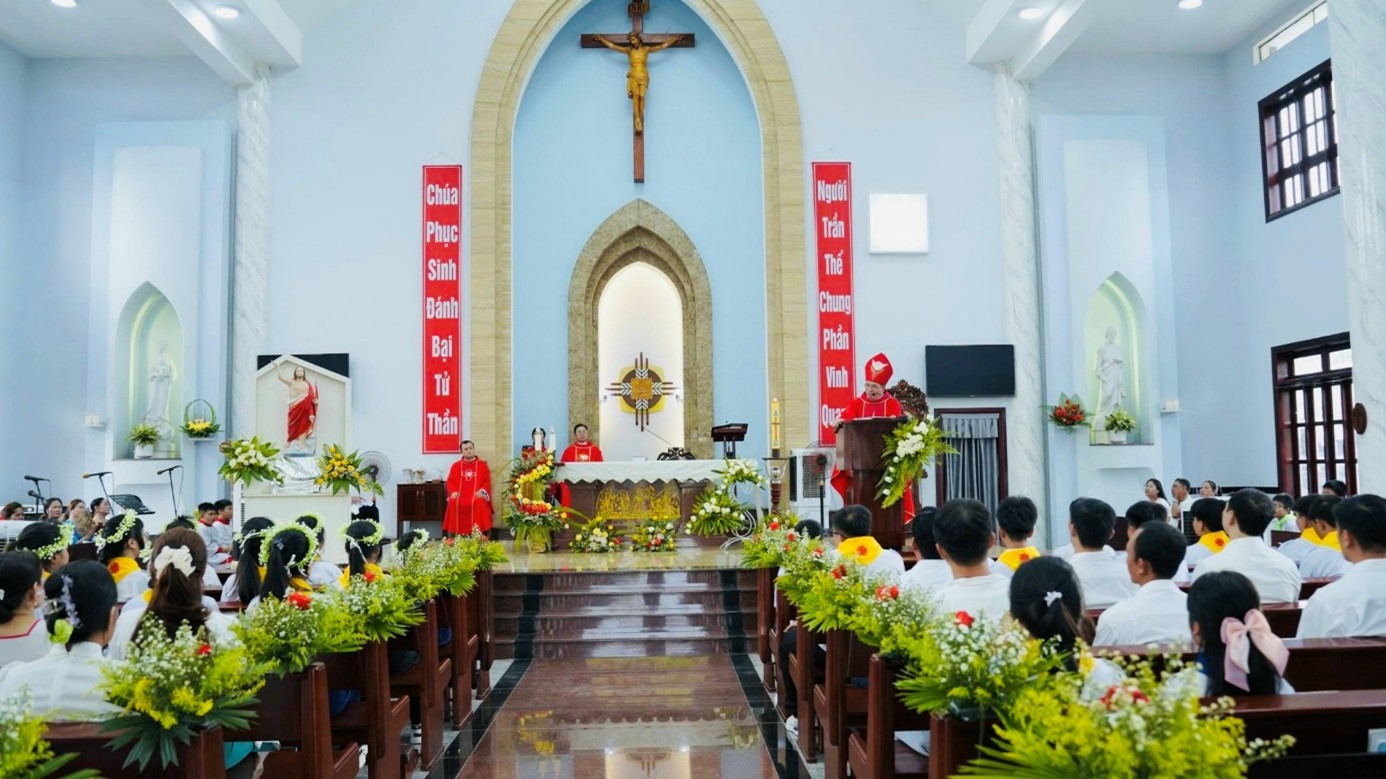 Thánh lễ ban Bí tích Thêm Sức tại giáo xứ Long Đại