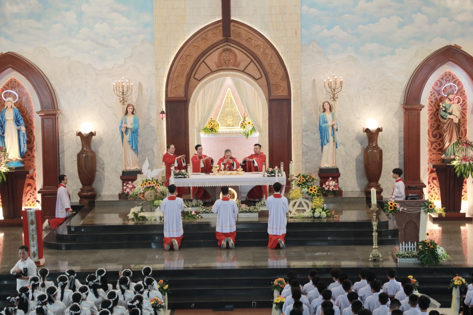 Giáo xứ Thánh Nguyễn Duy Khang: 135 em thiếu nhi lãnh nhận Bí tích Thêm Sức