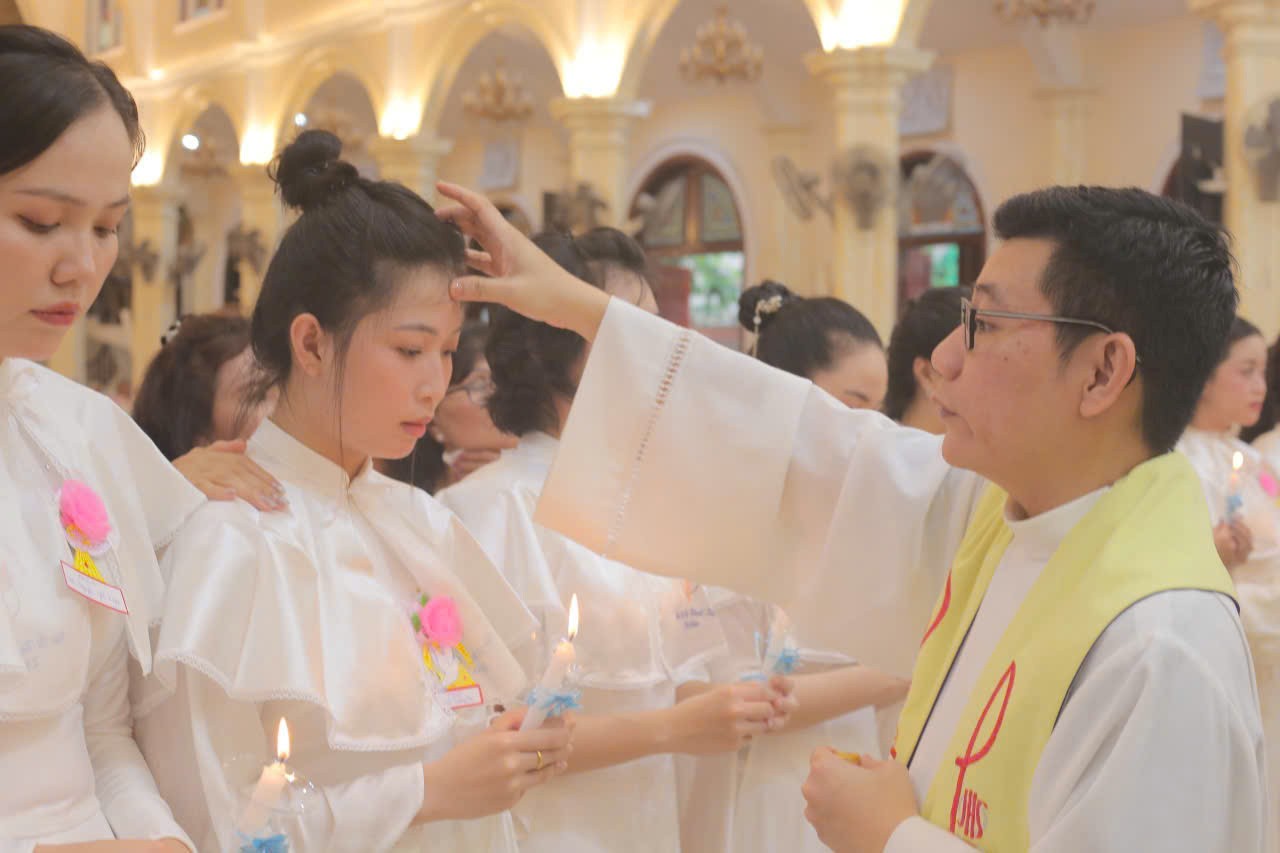 Giáo xứ Thị Nghè: 40 anh chị em lãnh nhận các bí tích khai tâm Kitô giáo