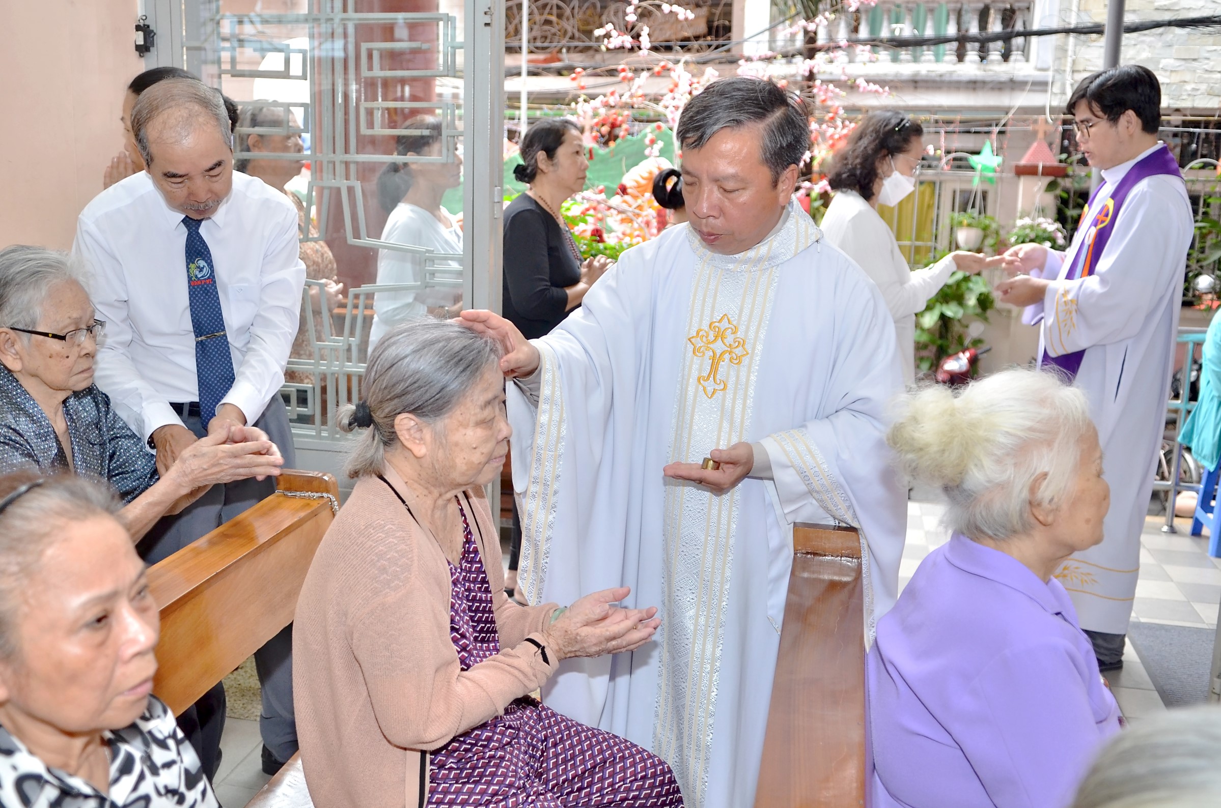 Giáo xứ Nam Thái: Thánh lễ kính Đức Mẹ Lộ Đức, mừng bổn mạng Ban Bác Ái Xã Hội