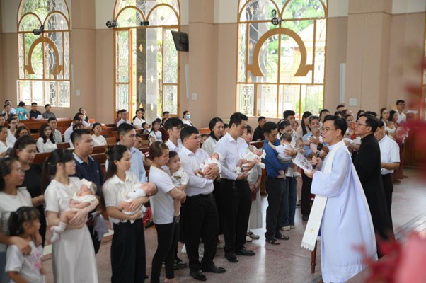 Giáo xứ Thánh Phaolô: Rửa tội cho trẻ sơ sinh