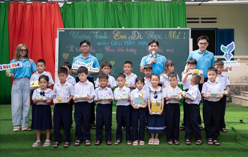 Một hành trình gieo mầm tri thức và yêu thương đến đảo Bình Hưng