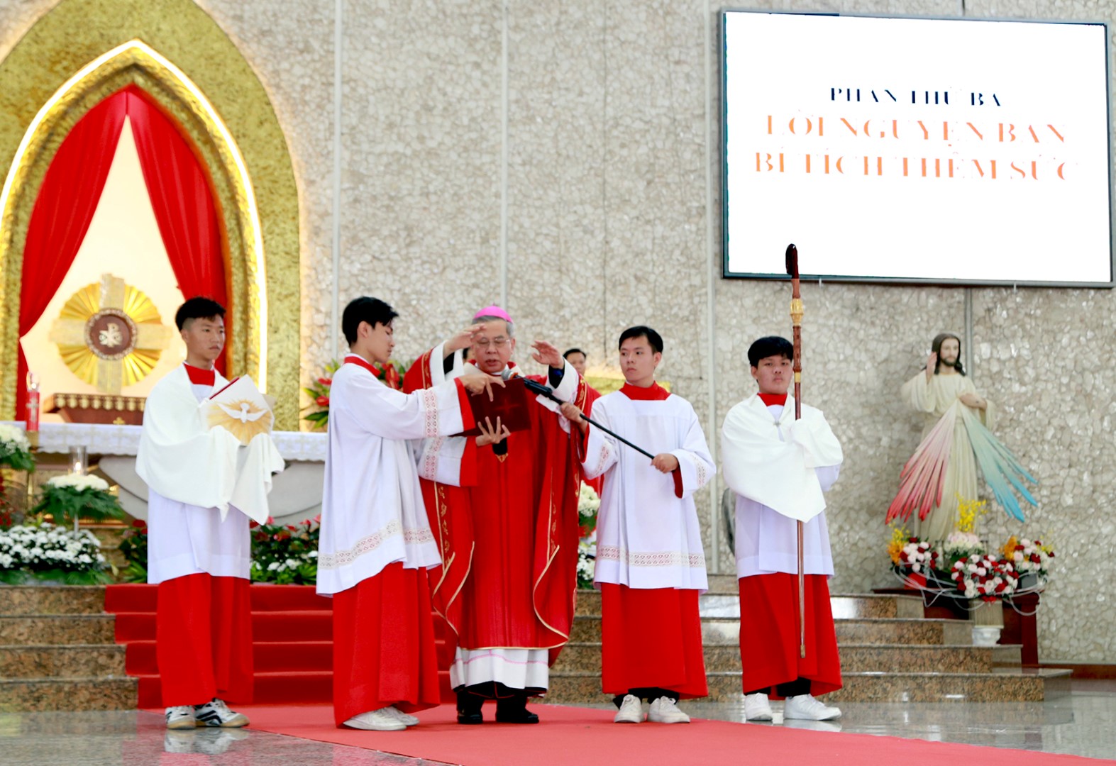 Giáo xứ Tân Phú: Lãnh nhận hồng ân Chúa Thánh Thần - 2025
