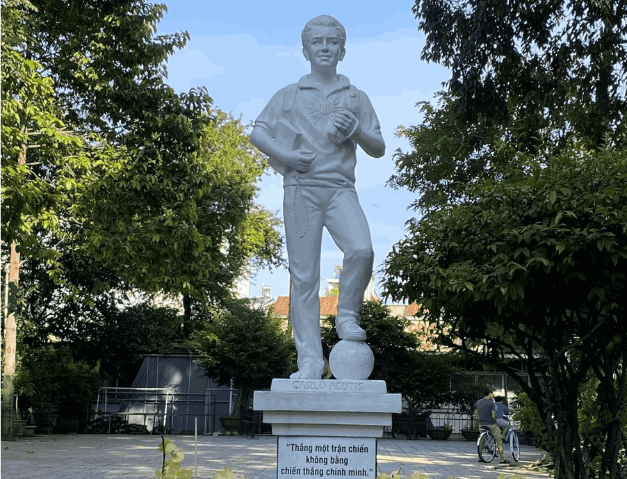 Những tâm tình bên tượng Thánh Carlo Acutis đầu tiên tại Việt Nam