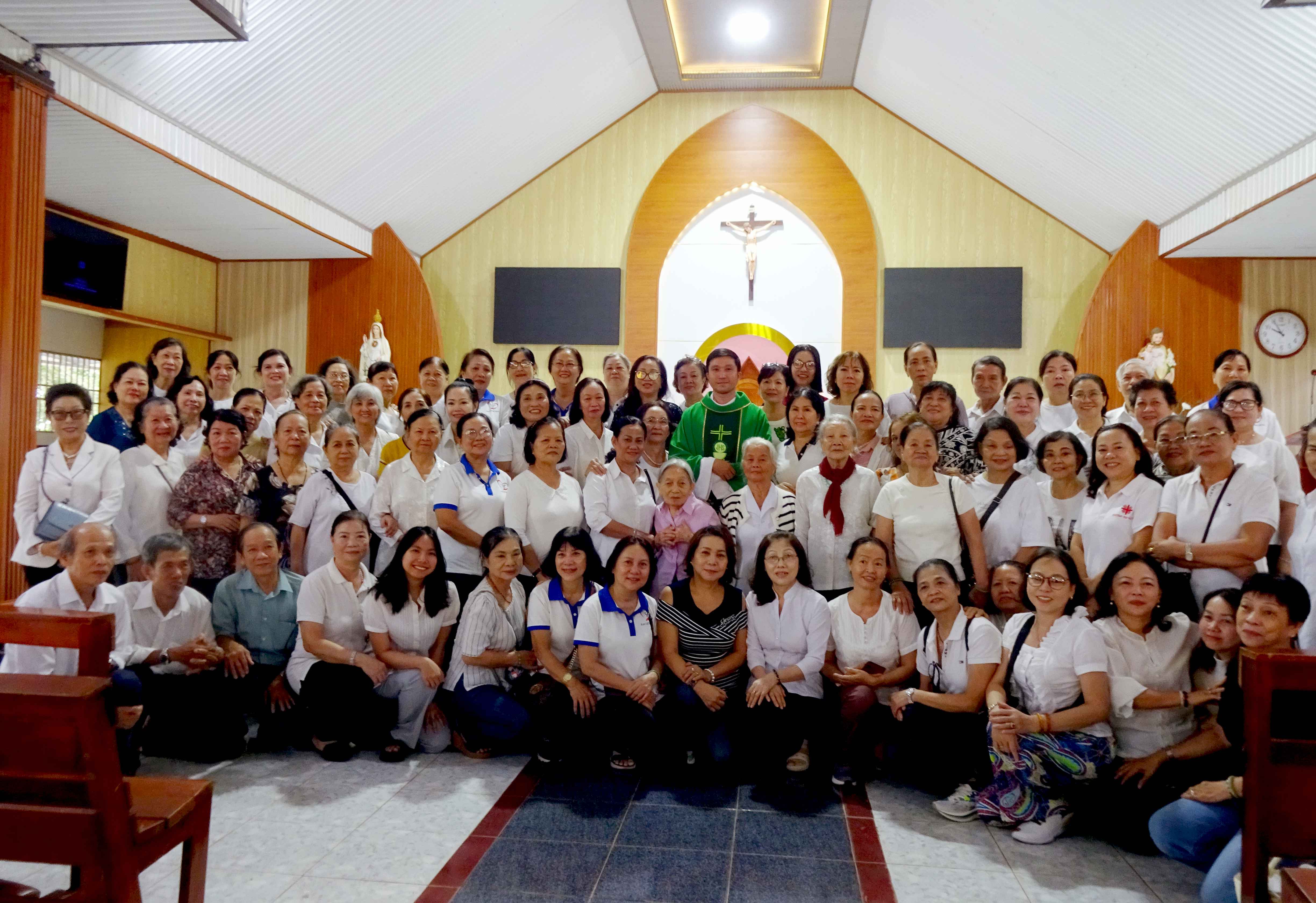 Các Hội đoàn giáo xứ Tân Phú hành hương và thăm bác ái giáo điểm Suối Tượng