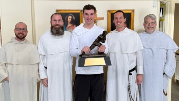 Bức ảnh gây sốt Heisman cho thấy điều mà thế giới hiếm khi được chứng kiến