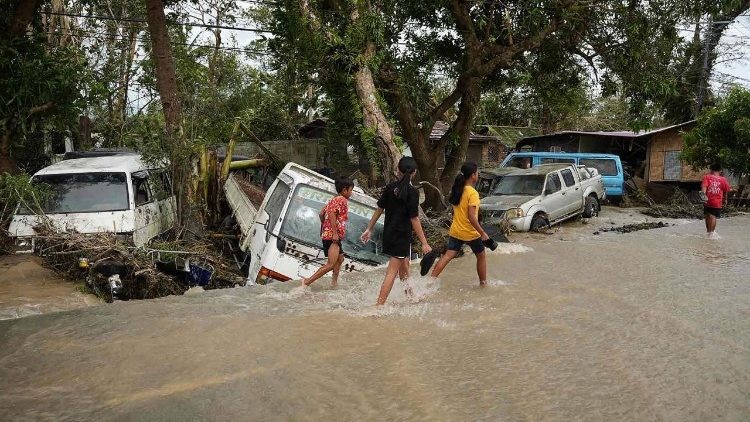 Bão gây sạt lở đất chết người và lũ lụt tại Philippines