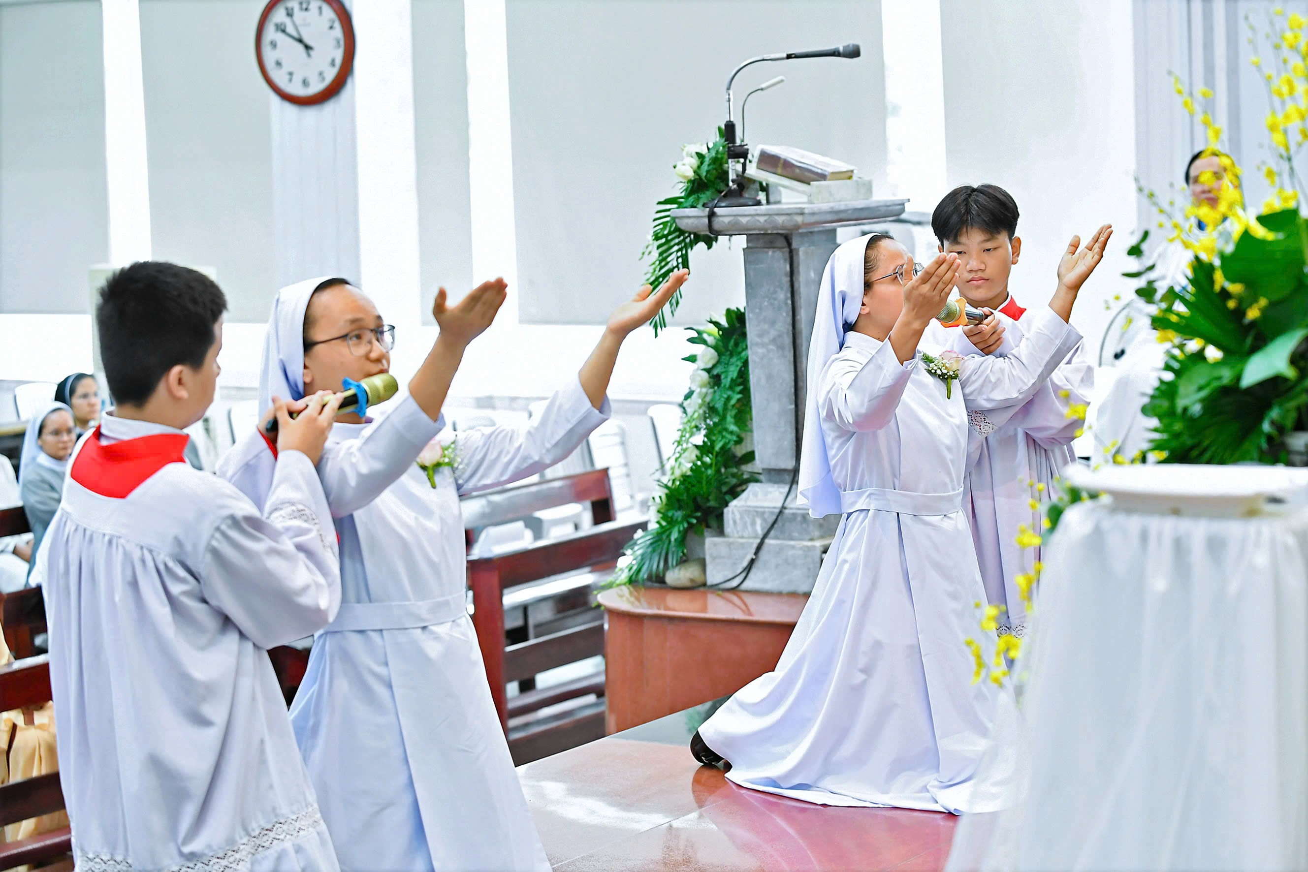 Hội dòng Nữ tu Bác ái Chúa Giêsu và Mẹ Maria: Thánh lễ Tuyên khấn Lần đầu của hai nữ tu