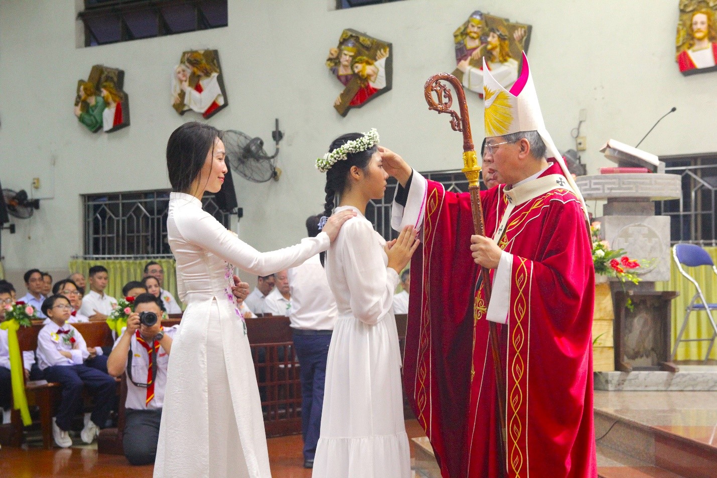 Giáo xứ Hàng Xanh: Đức Tổng Giuse trao ban hồng ân Thánh Thần - 2024