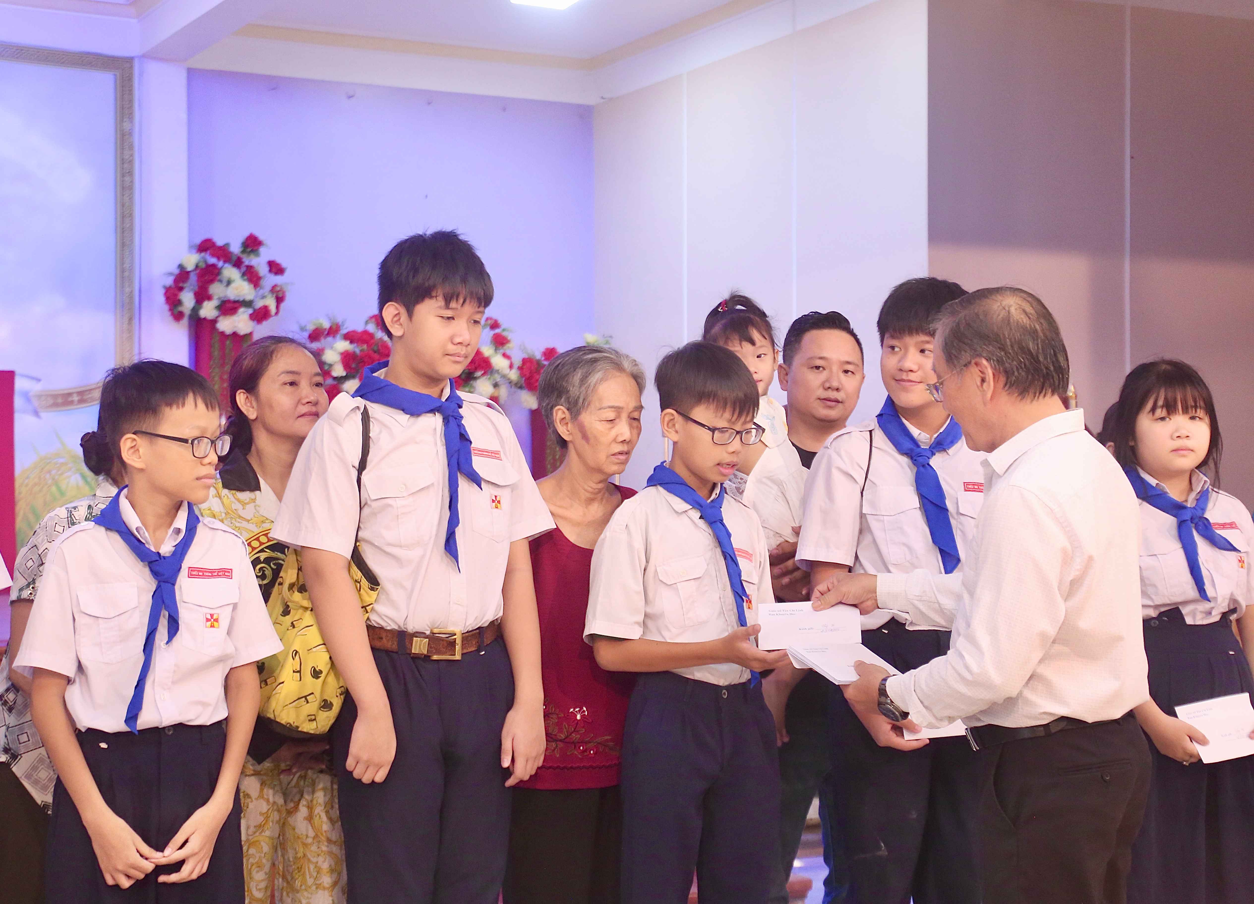 Giáo xứ Tân Chí Linh: Ban Khuyến học trao học bổng, trợ cấp cho thiếu nhi năm 2026