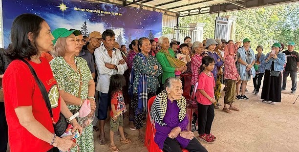 Đoàn ‘Hoa Yêu Thương’ hành hương và bác ái mùa Vọng 2025