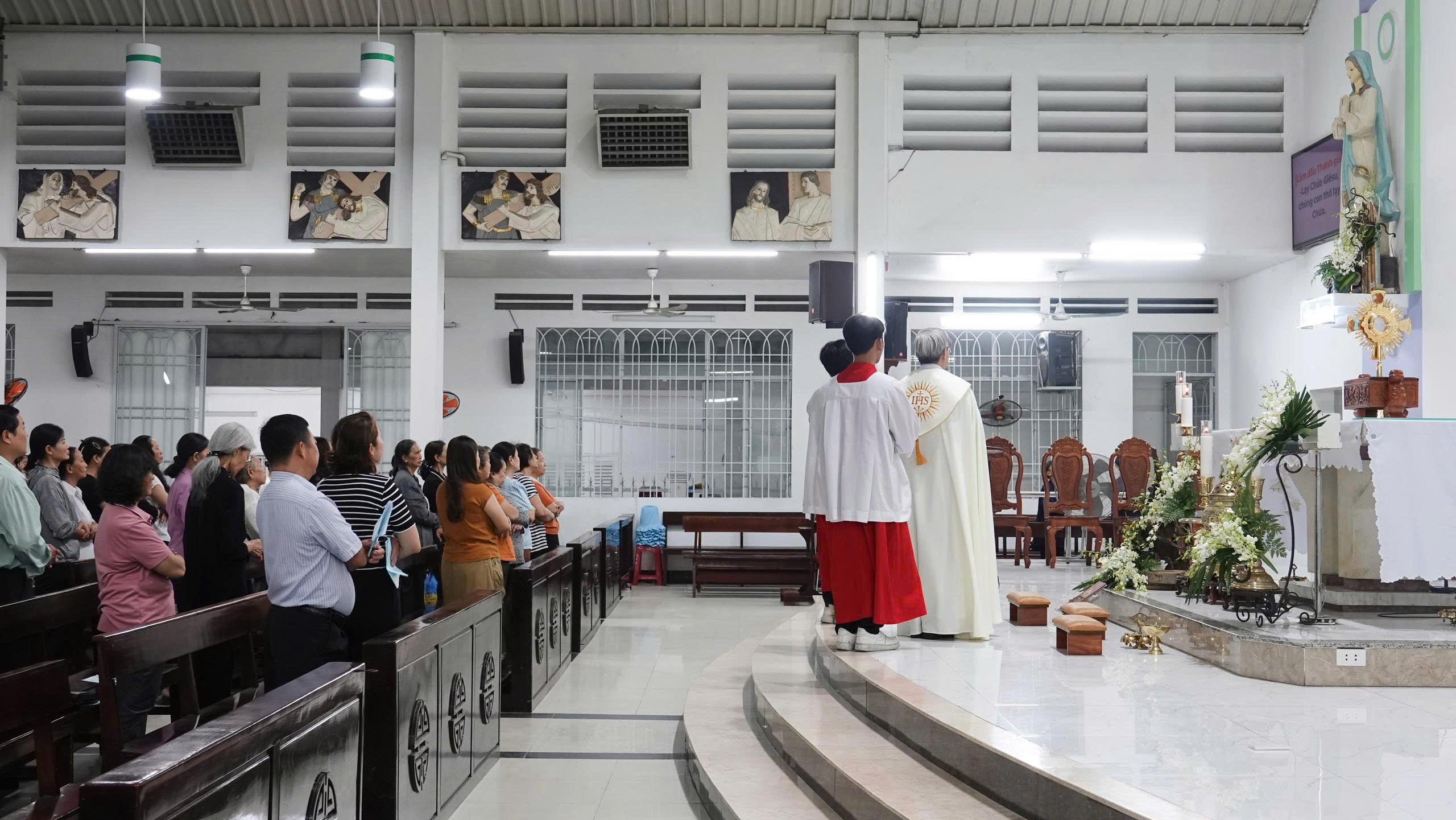 Giáo xứ Nhân Hòa: Tĩnh tâm và chầu Thánh Thể mừng bổn mạng giáo xứ