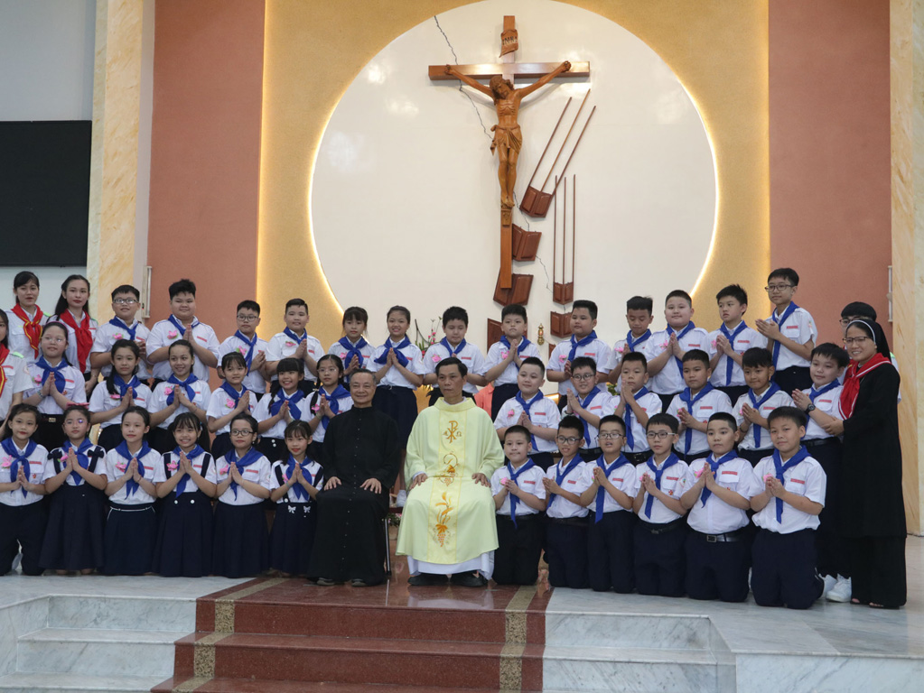 Giáo xứ Tân Việt: Thiếu nhi Rước Lễ lần đầu ngày 21-6-2020