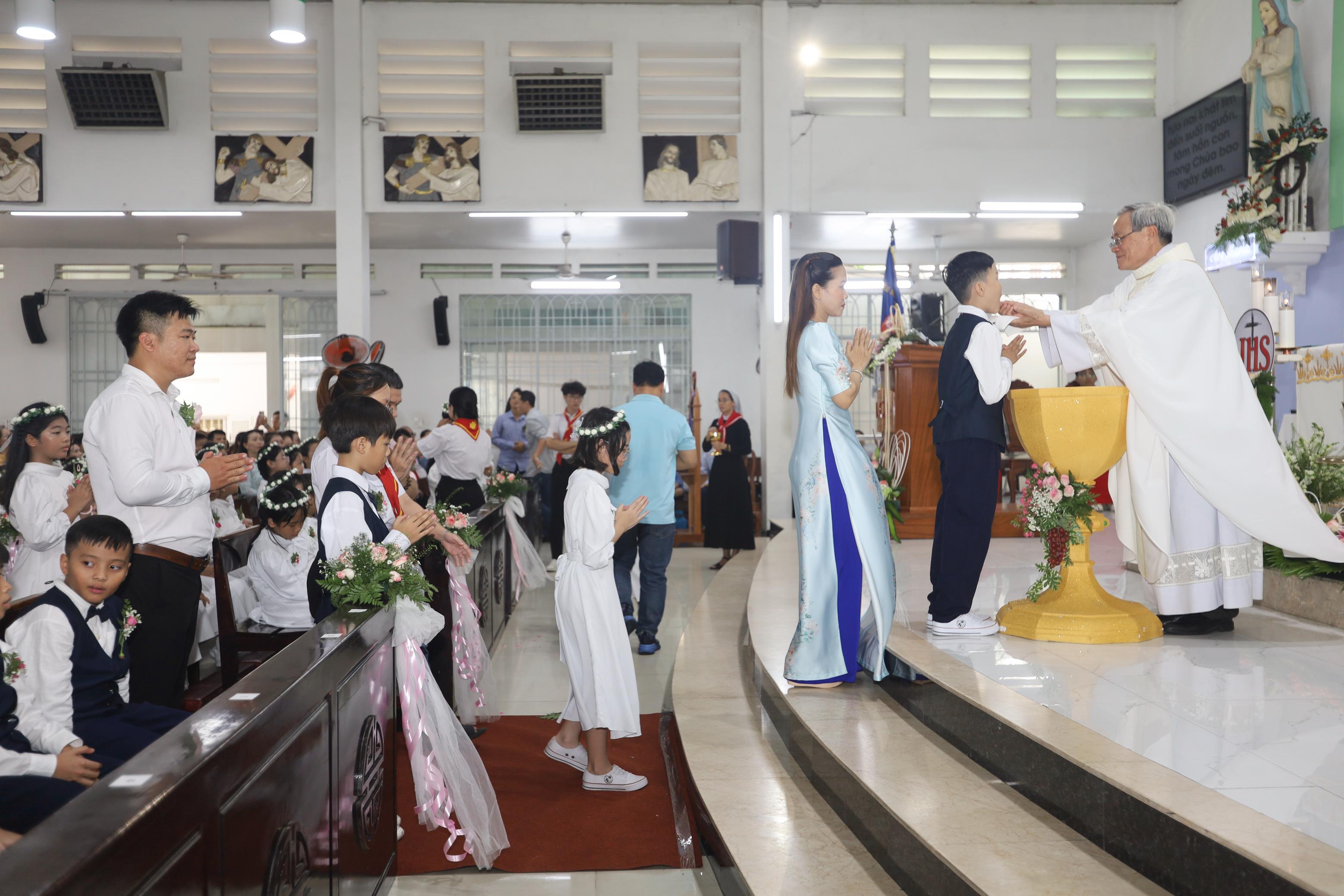 Giáo xứ Nhân Hòa: Ngày hồng ân Rước lễ lần đầu