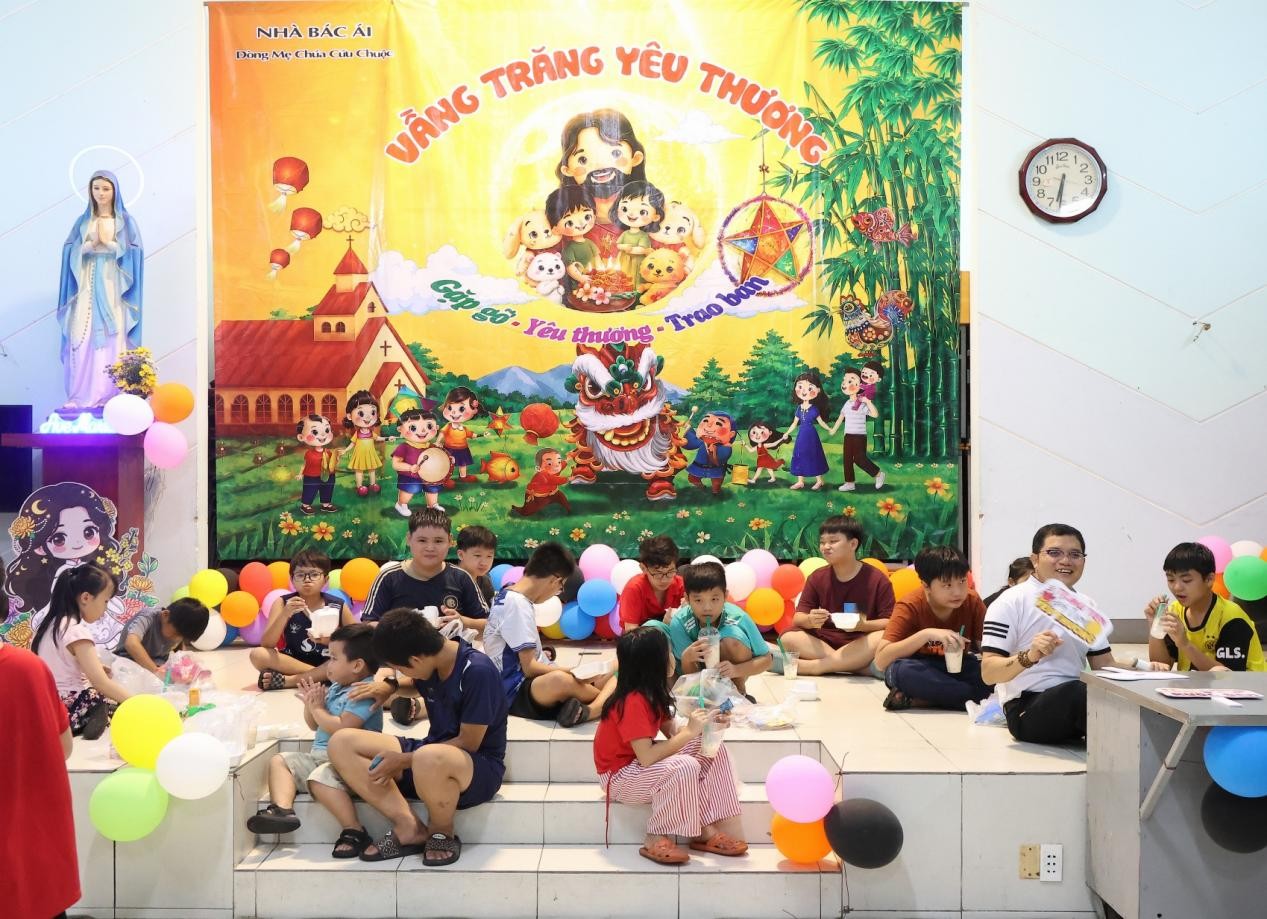 Dòng Mẹ Chúa Cứu Chuộc: Vầng trăng yêu thương - gặp gỡ và trao ban