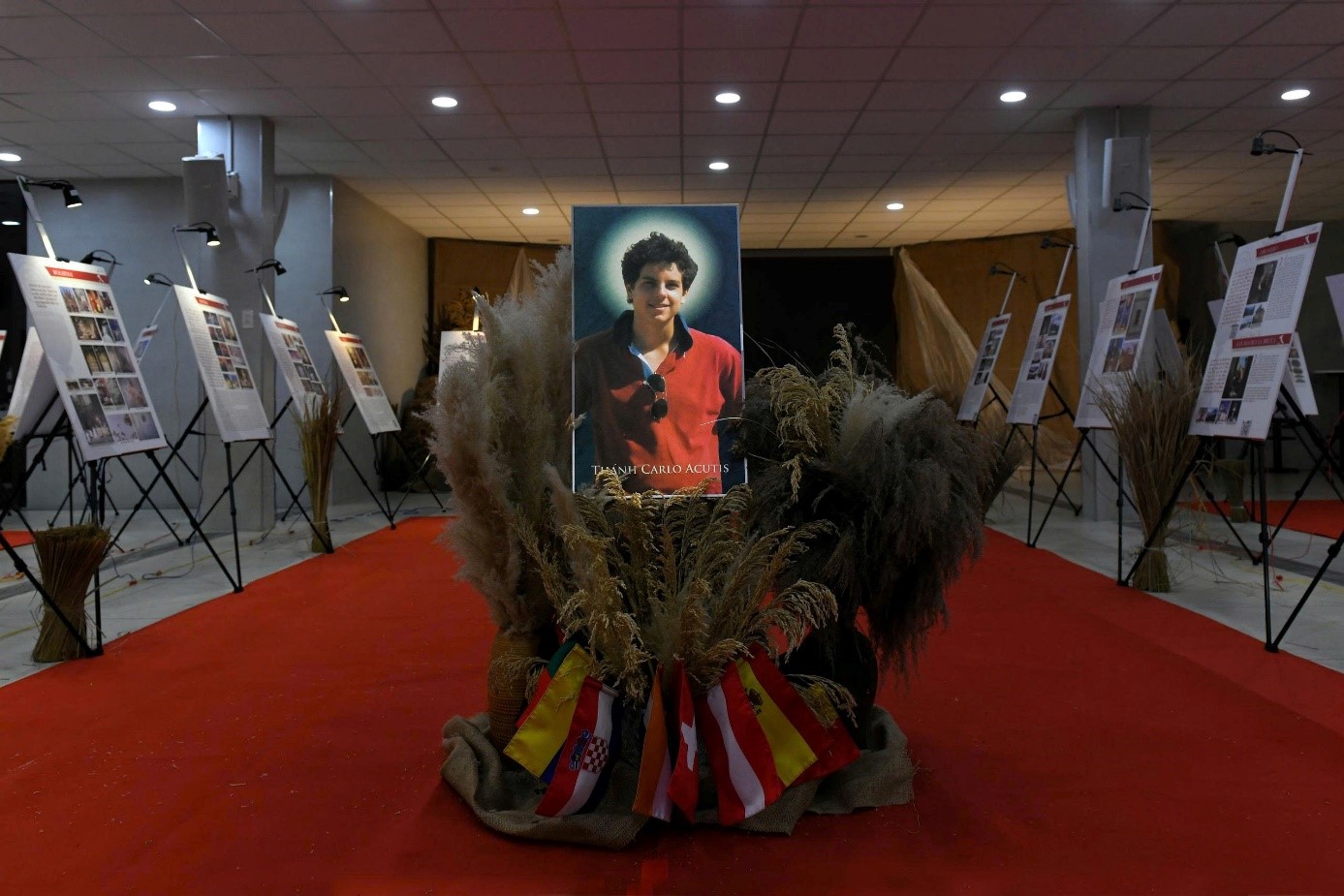 Triển lãm Các Phép Lạ Thánh Thể trên thế giới tại giáo xứ Đồng Tiến