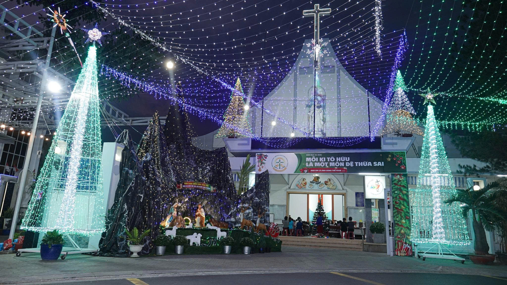 Giáo xứ Nhân Hòa rực rỡ ánh sáng và niềm vui, chào đón Đấng Emmanuel