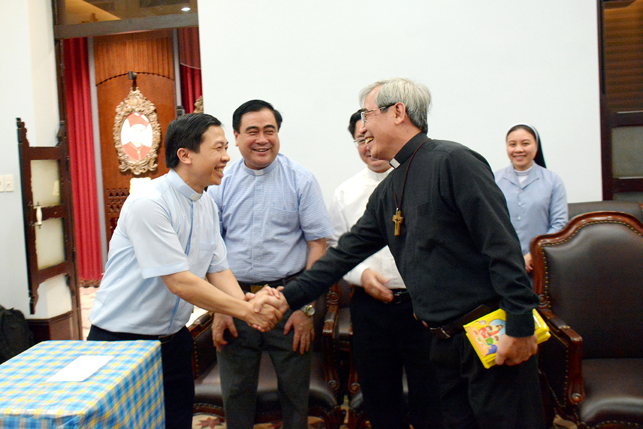 Phái đoàn Hà Tĩnh đến chào Đức Giám mục Louis Nguyễn Anh Tuấn