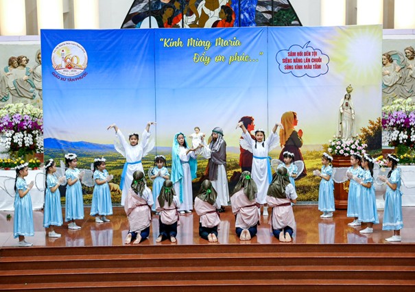 Giáo xứ Tân Phước: Đêm ca nguyện dâng hoa kính Đức Mẹ