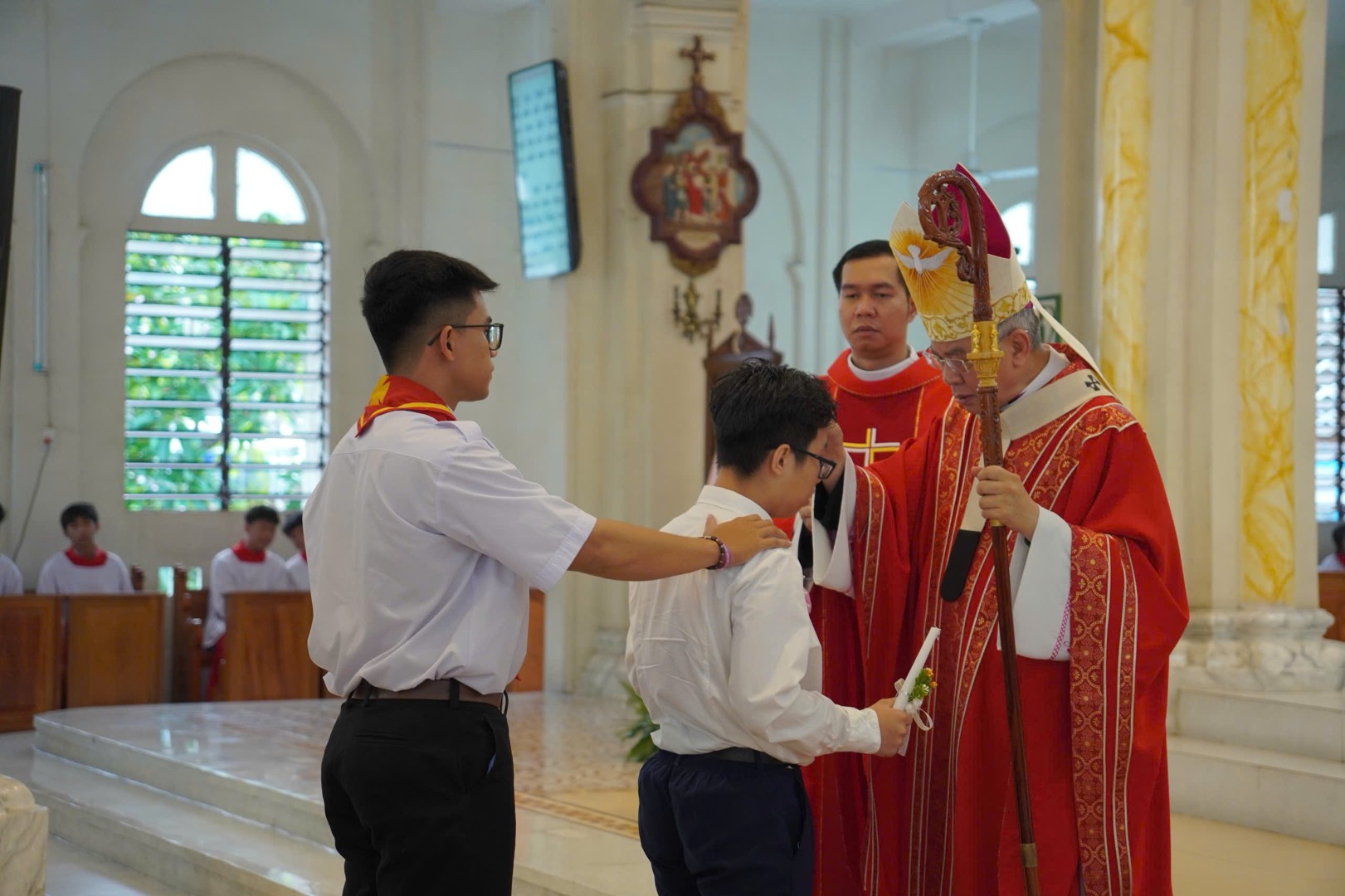 Giáo xứ Chợ Quán: Thánh lễ ban Bí tích Thêm Sức cho 46 em thiếu nhi