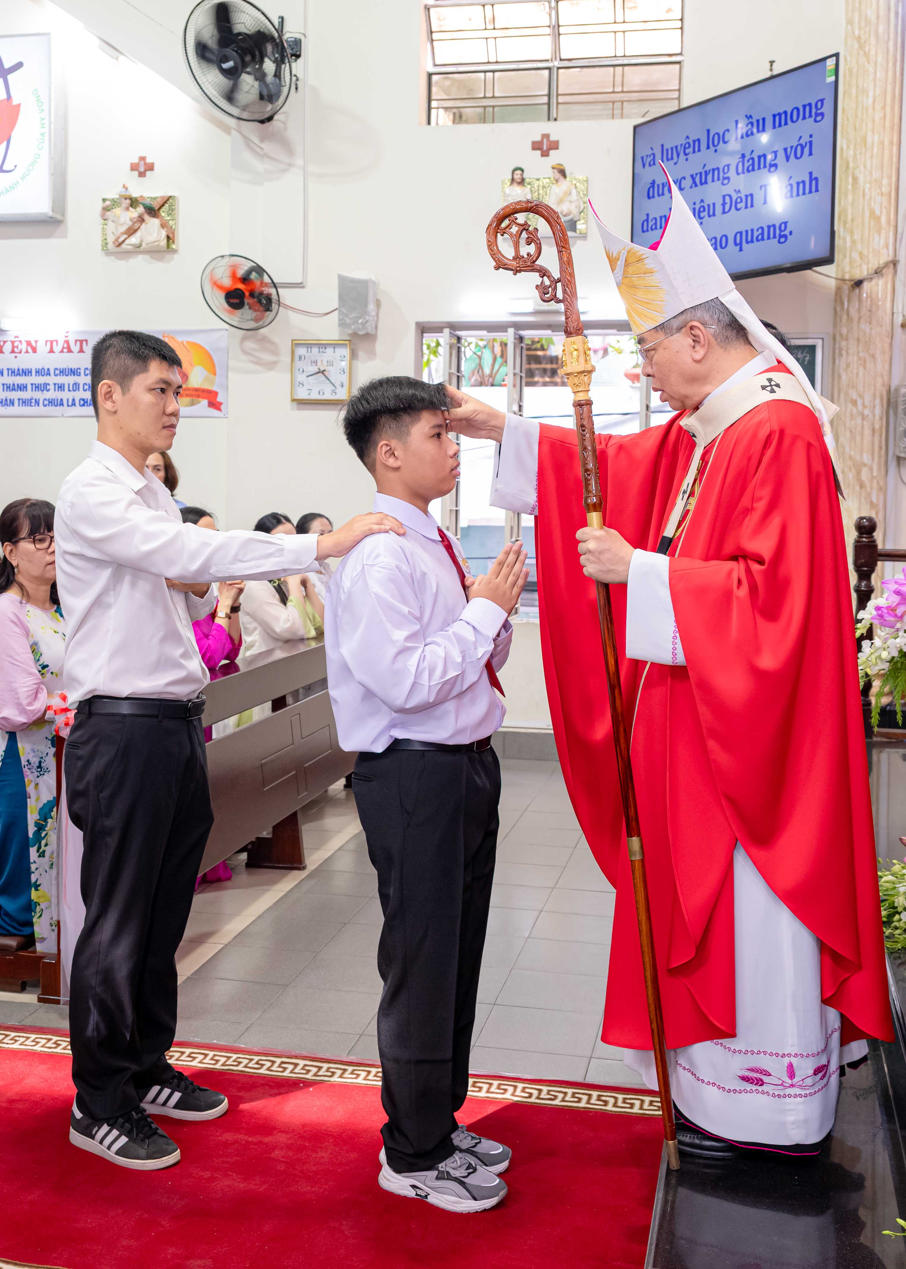 Giáo xứ Bàn Cờ: Thánh lễ ban bí tích Thêm Sức cho 21 em thiếu nhi và 13 anh chị em tân tòng