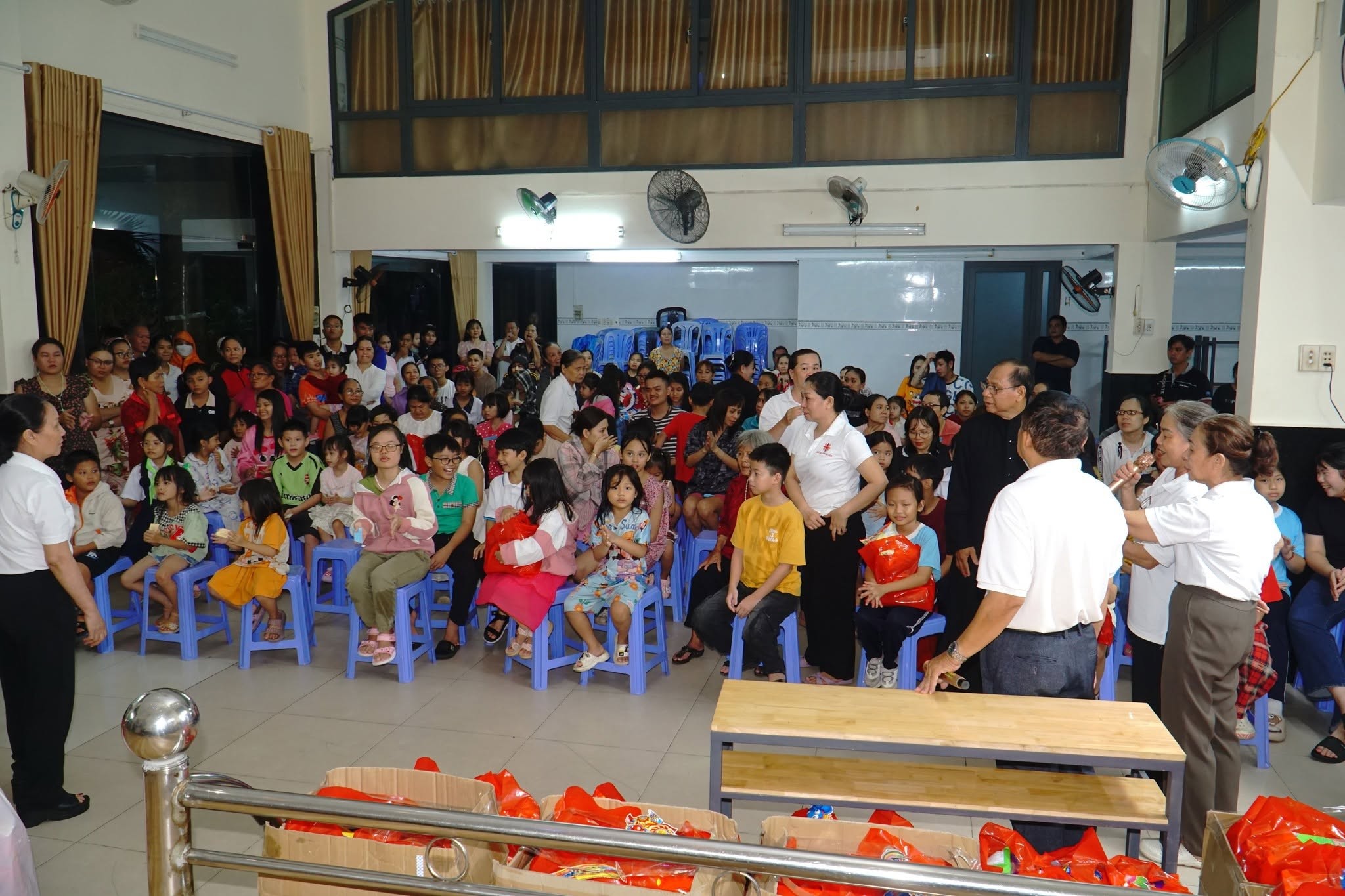 Caritas Hạt Xóm Mới trao quà Trung Thu cho trẻ em nghèo