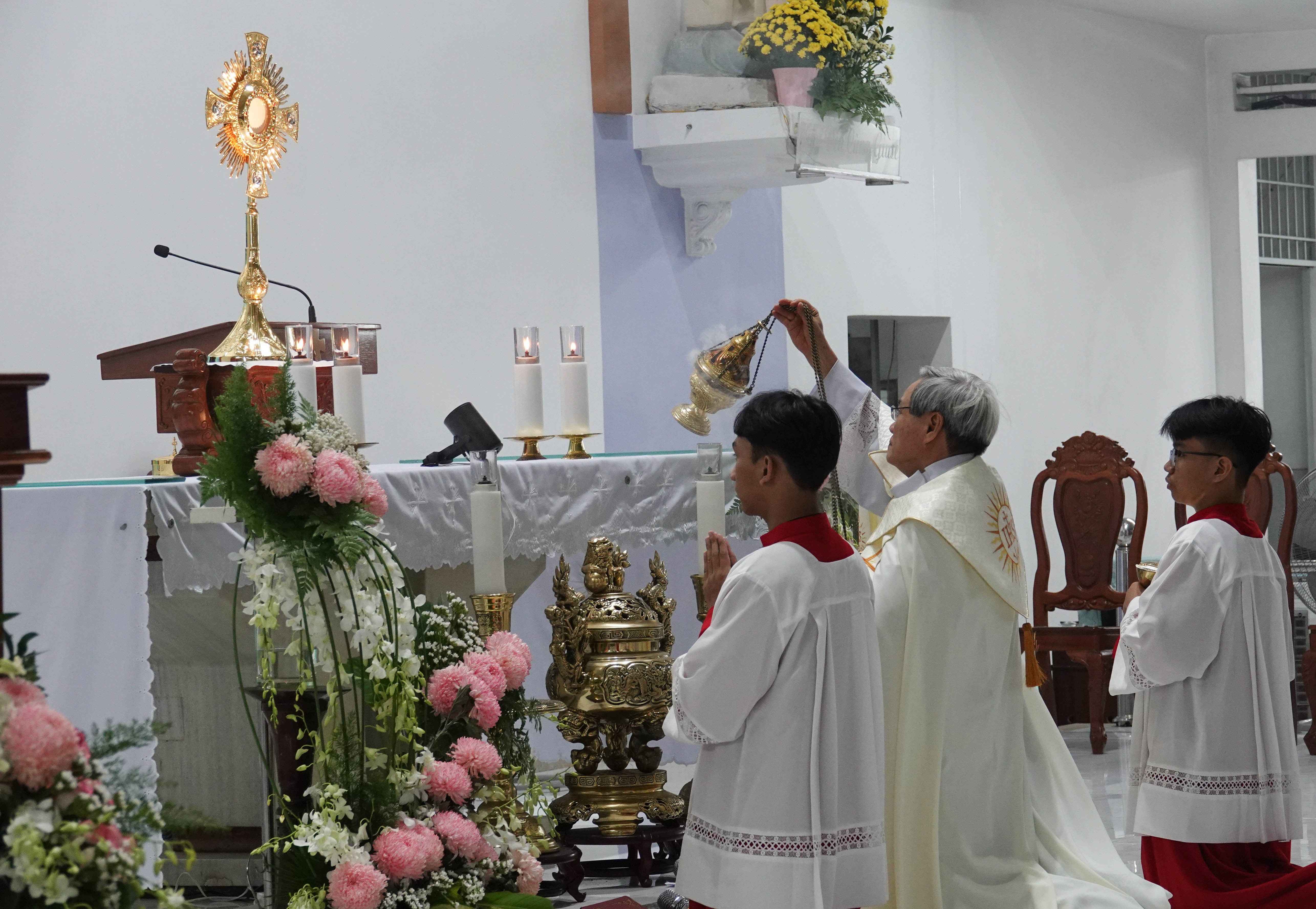 Giáo xứ Nhân Hòa: Tĩnh tâm, chầu Thánh Thể mừng bổn mạng Ban Thừa tác viên Lời Chúa và Ca đoàn Mân Côi