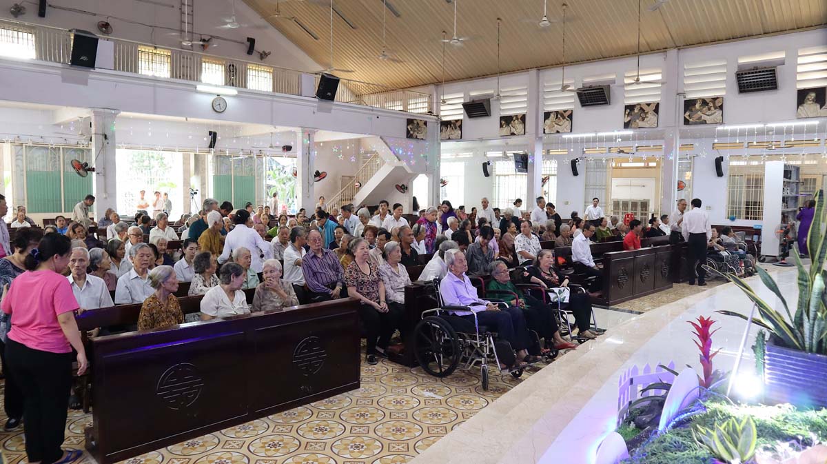 Giáo xứ Nhân Hòa: giải tội và dâng thánh lễ tri ân các cụ cao niên