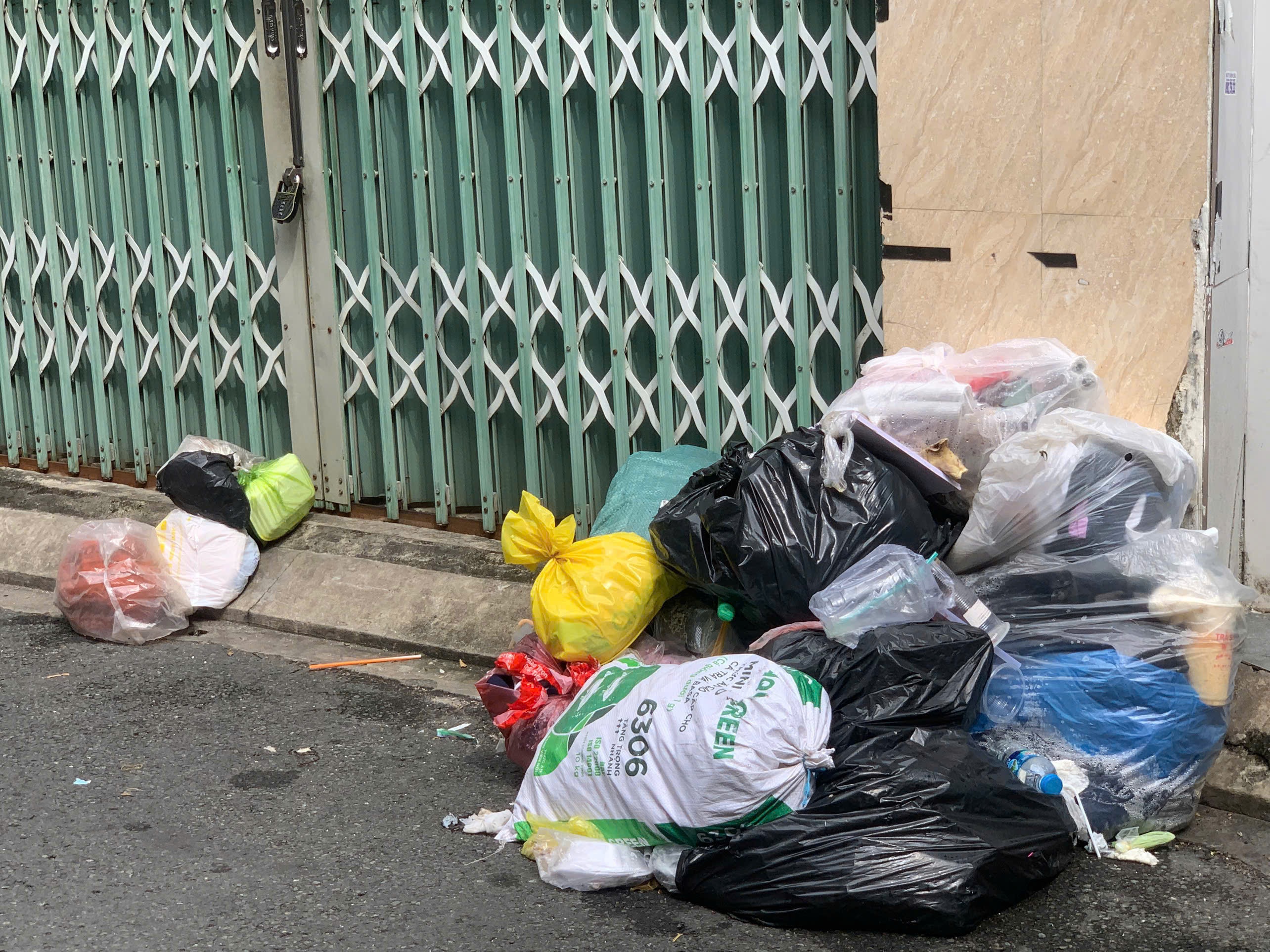 Phóng sự: Sự ô nhiễm môi trường ảnh hưởng đến tình làng nghĩa xóm