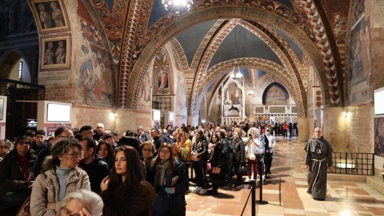 Assisi: Hàng ngàn tín hữu tôn kính thánh tích Thánh Phanxicô
