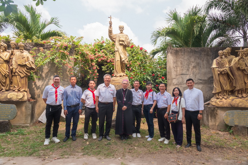 Đức Giám mục phụ tá Giuse thăm “Miền Đất Hứa” của Thiếu nhi Thánh Thể Sài Gòn