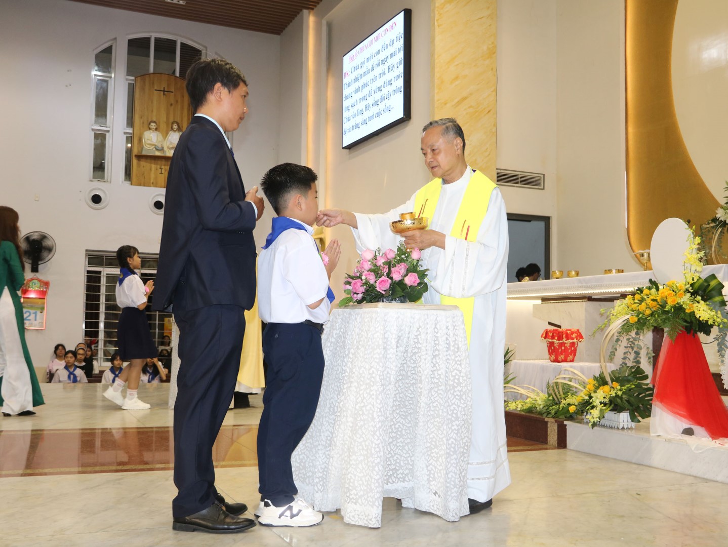 Thiếu nhi giáo xứ Tân Việt Rước Lễ lần đầu