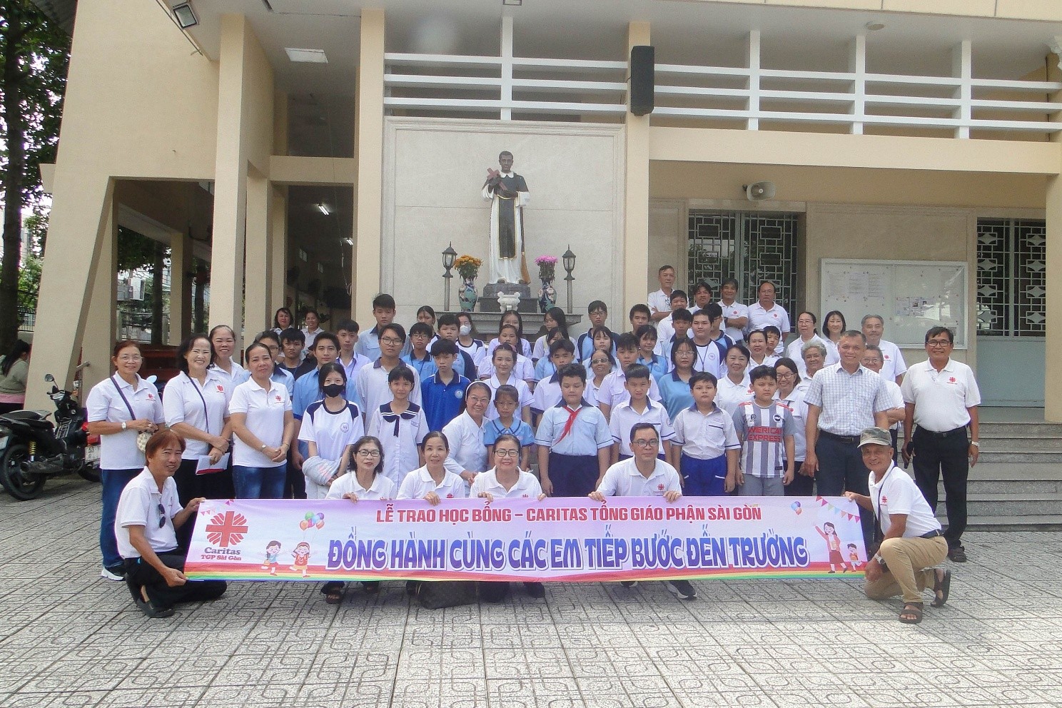 Caritas Hạt Thủ Thiêm: Chia sẻ yêu thương - Nâng bước em đến trường