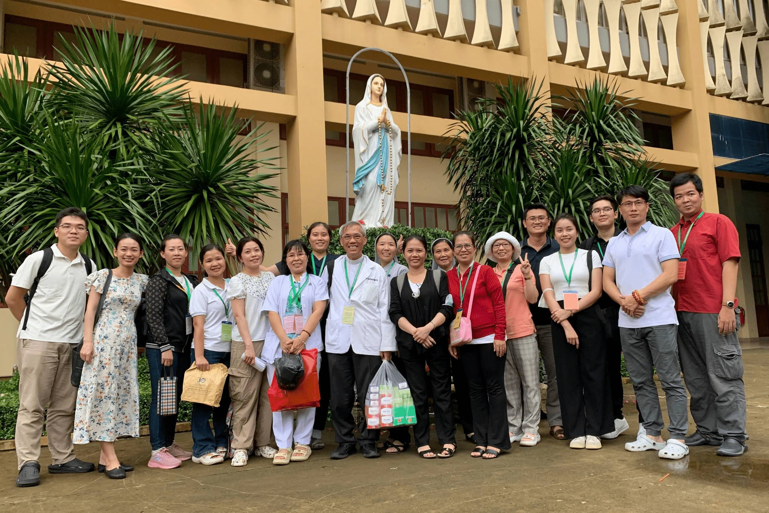 Hội Bảo trợ Người khuyết tật và Trẻ mồ côi Thành phố Hồ Chí Minh: Khám chữa bệnh cho trẻ mồ côi, khuyết tật và người nghèo tại Long Khánh