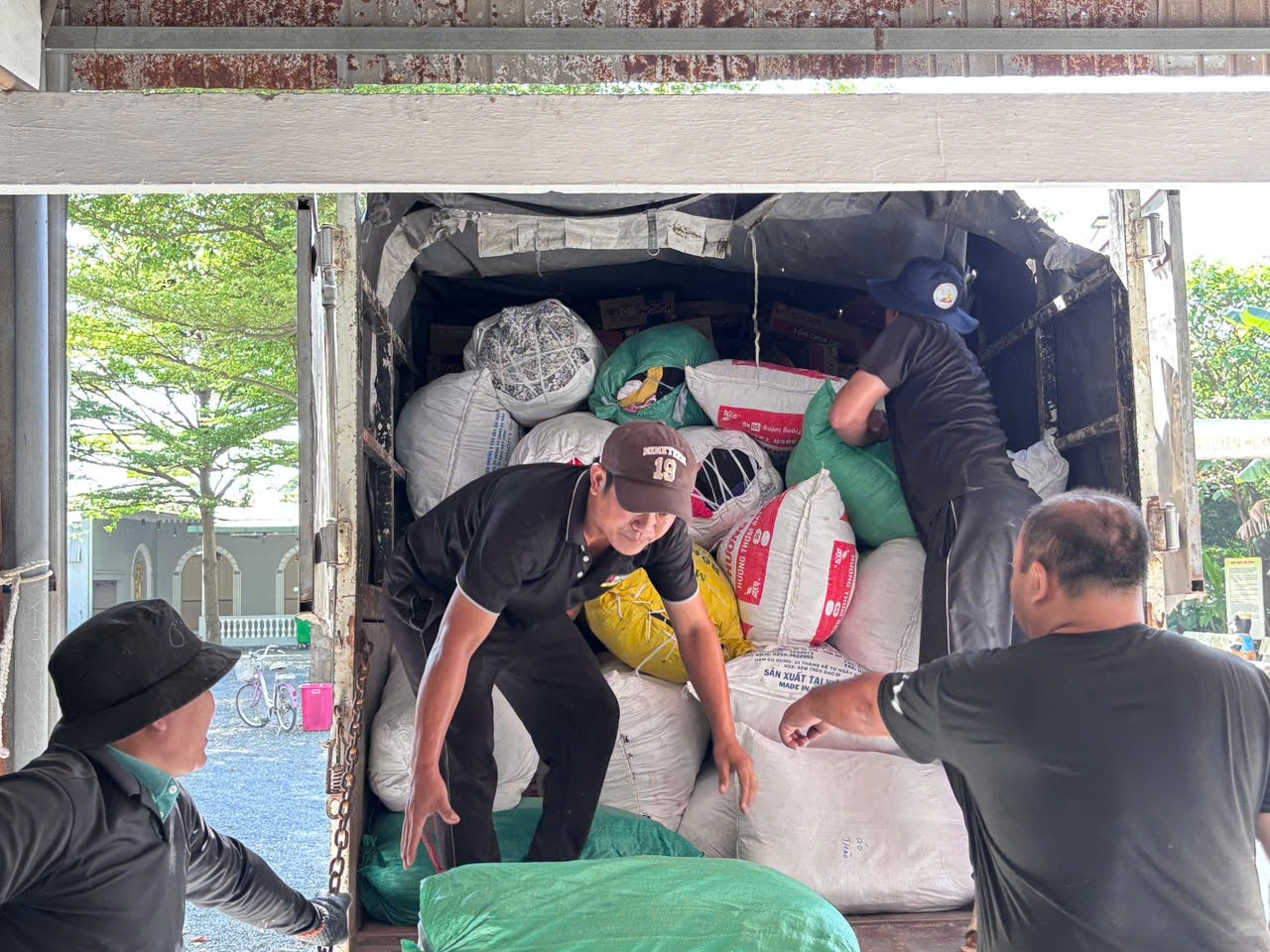 Caritas Giáo hạt Thủ Thiêm lên đường cứu trợ Miền Trung