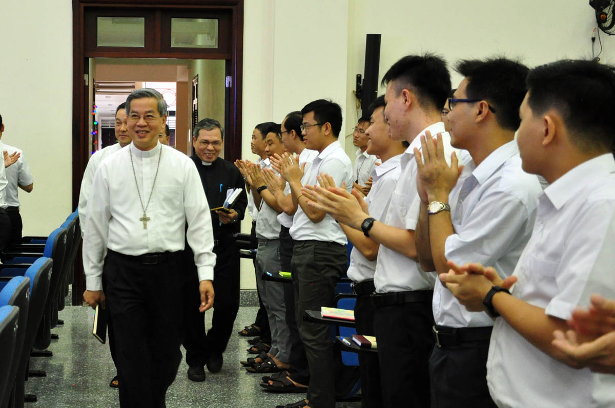 Đại Chủng viện Thánh Giuse Sài Gòn: Đức Tổng Giám mục Giuse Nguyễn Năng đến thăm và huấn đức.