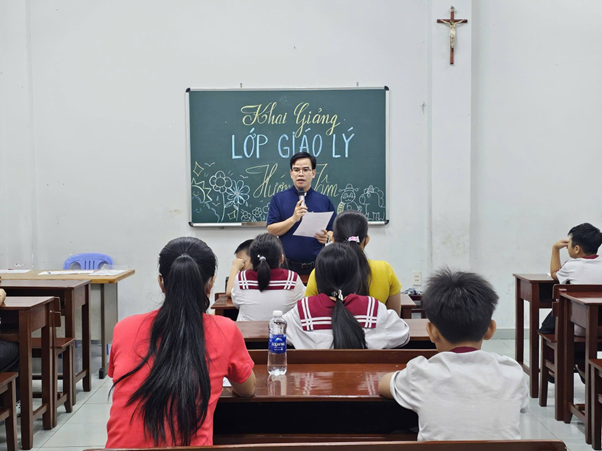 Giáo xứ Thánh Phaolô : Lớp giáo lý tìm hiểu Đạo Chúa cho các em trường Hướng Tâm