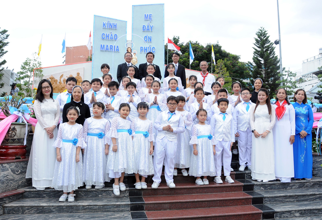 Giáo xứ Tân Phú: Dâng hoa kính Đức Mẹ và Thánh lễ mừng Chúa Thăng Thiên ngày 23-5-2020
