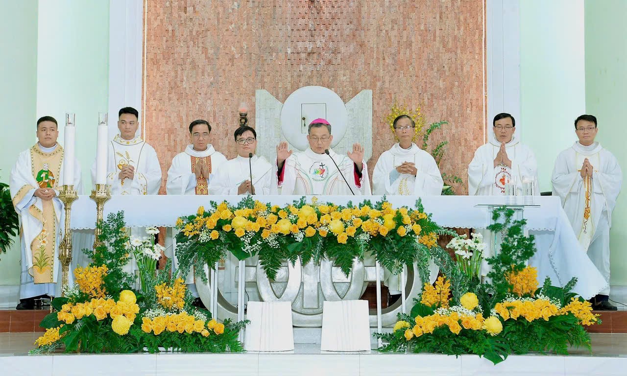 Thiếu nhi giáo xứ Lam Sơn lãnh nhận Hồng ân Thánh Thần - 2025
