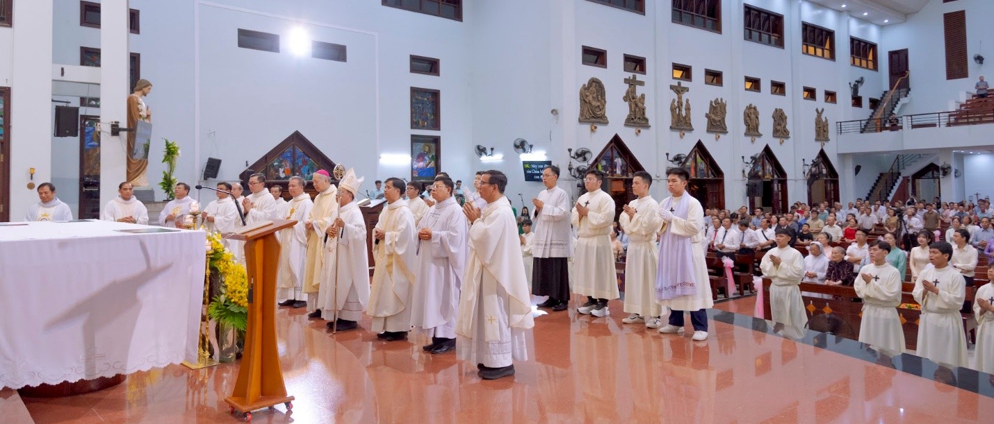 Đức Tân Giám mục Gioan Baotixita Nguyễn Quang Tuyến dâng Thánh lễ tạ ơn đầu tiên tại giáo xứ Phú Bình