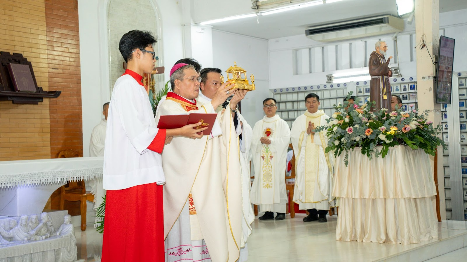 Thánh Tích Thánh Piô Năm dấu đến với Giáo xứ Thánh Martino de Porres - hạt Gia Định