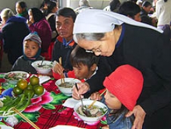 Các tu sĩ thăm viếng người nghèo và bệnh nhân trong dịp Giáng Sinh